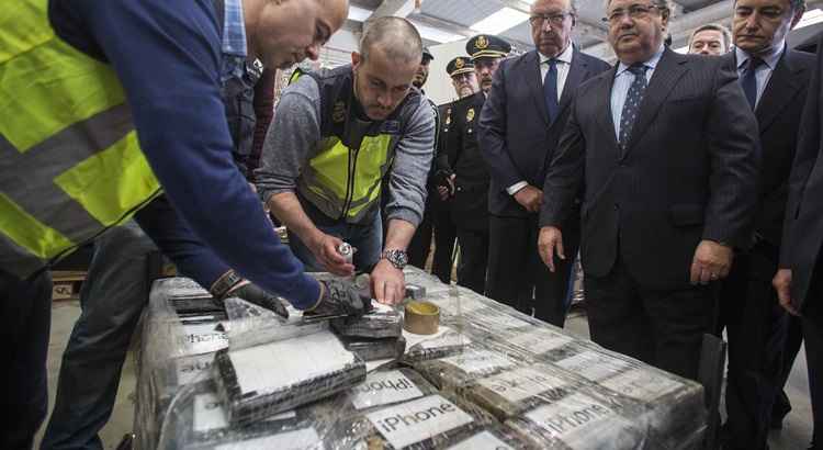 Foto divulgada por ministro mostra inspeção de pacotes que continham cocaína