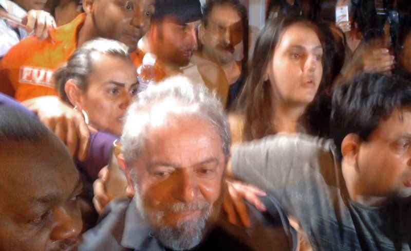 Lula, pouco antes de se entregar à PF: PT busca formas de não deixá-lo isolado