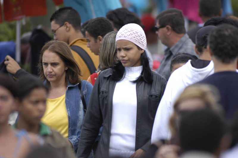 Pessoas andando na rua