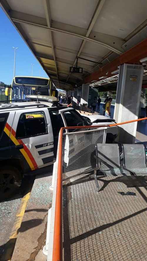 Viatura da polícia bate no BRT