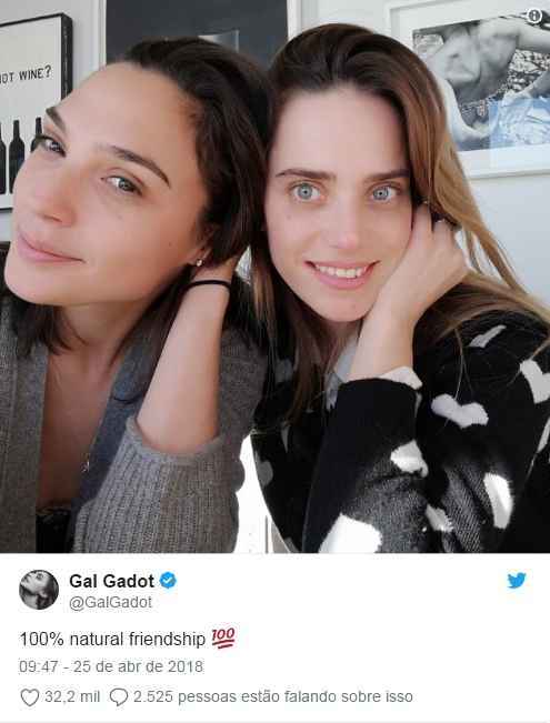 A atriz de Mulher-Maravilha compartilhou uma foto no Twitter com a amiga Rotem Sela, em que as duas aparecem '100% natural'