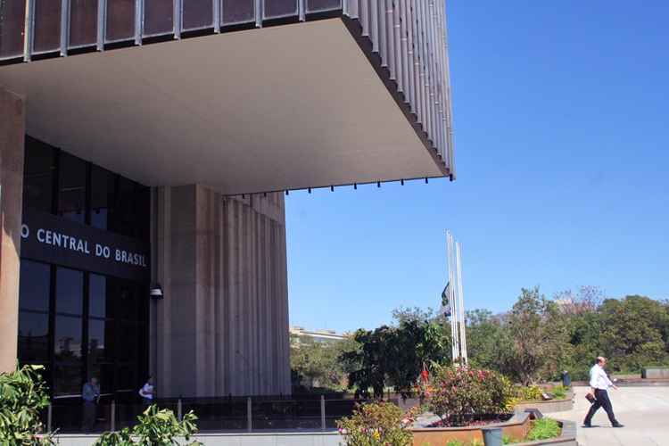 Fachada do Banco Central do Brasil, homem sai do prédio