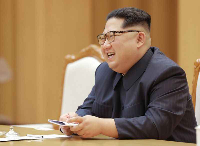 Kim Jong-un se torna o primeiro líder norte-coreano a cruzar a fronteira, em 65 anos, ao se encontrar com Moon Jae-in, presidente da Coreia do Sul. Cúpula marca ponto de inflexão diplomática e pode abrir caminho para fim de guerra que matou 2,5 milhões