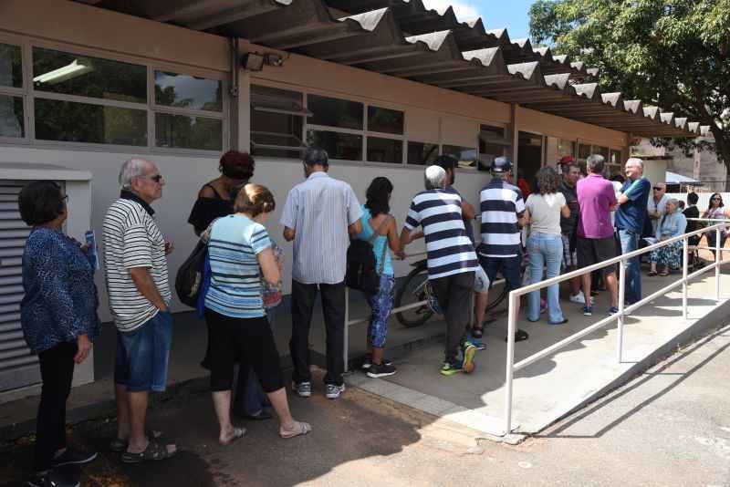 Na primeira semana de vacinação, o brasiliense enfrentou longas filas