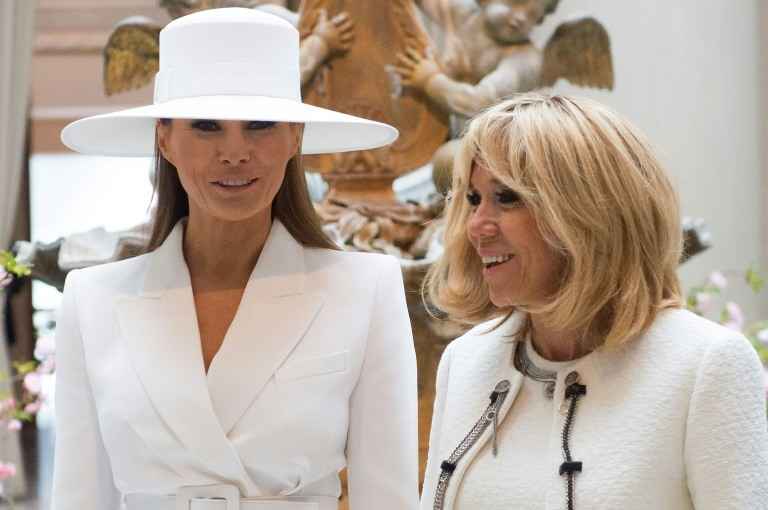 As primeiras-damas dos Estados Unidos, Melania Trump (D), e da França, Brigitte Macron, durante visita na National Gallery of Art em Washington, nos Estados Unidos