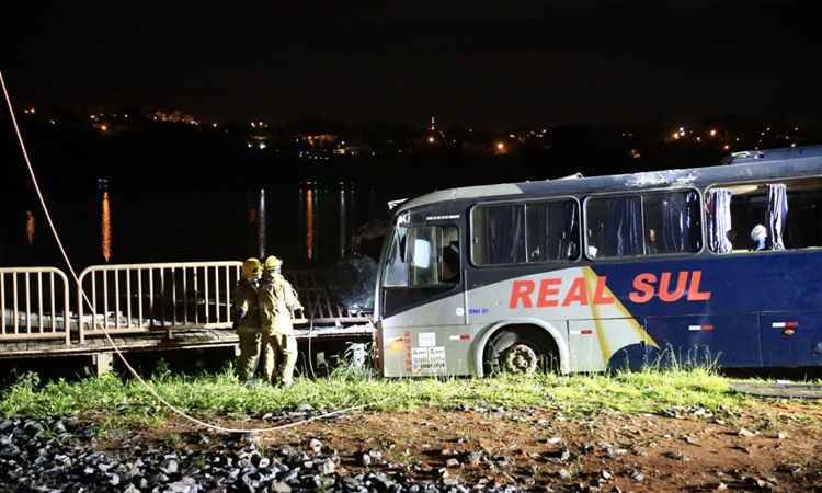 O motorista do coletivo perdeu o controle e só parou na cerca de proteção do deck