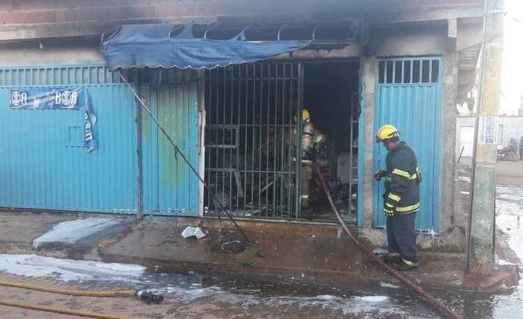 O Corpo de Bombeiros gastou cerca de uma hora para combater as chamas que destruíram parcialmente o local