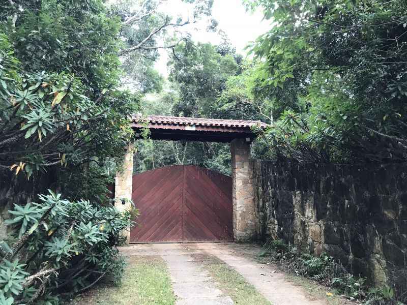 Entrada do sítio Santa Bárbara, que fica a cerca de 20km do centro de Atibaia: um cachorro de porte médio ajuda na segurança do imóvel