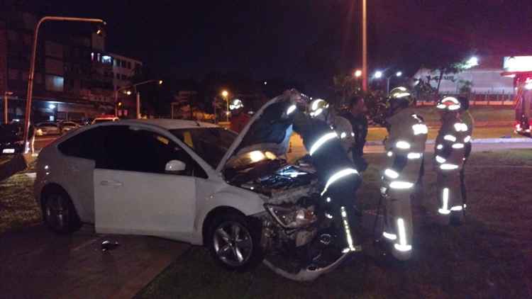 Ford Focus com a frente destruída após batida é analisado por bombeiros