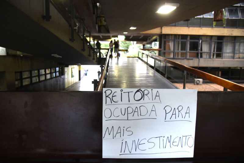 Estudantes e reitoria negociaram saída na tarde de sábado