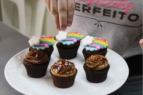 Seis anos depois, é dona de uma empresa de cupcakes com ateliê em Águas Claras e ministra um curso on-line