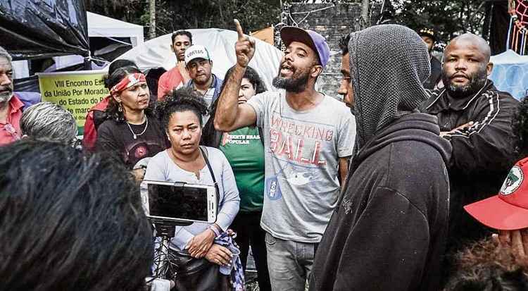 Manifestantes no acampamento Marisa Letícia, onde duas pessoas ficaram feridas na madrugada de sábado após um homem efetuar disparos: relato de ameaças