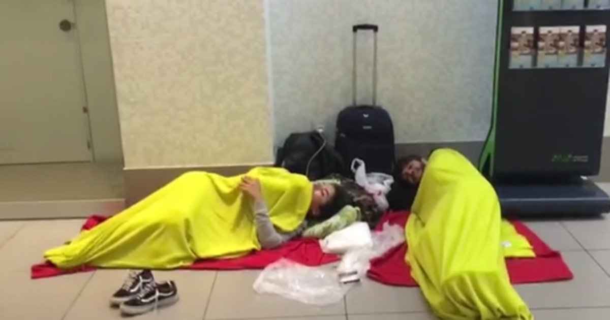 Passageiros reclamaram que, além de não terem sido encaminhados para hotéis e submetidos a dormir no aeroporto,  foi dado apenas um pequeno sanduíche para passar a noite