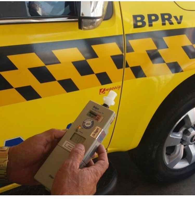 Durante blitz, policiais realizaram teste do bafômetro em oito motoristas