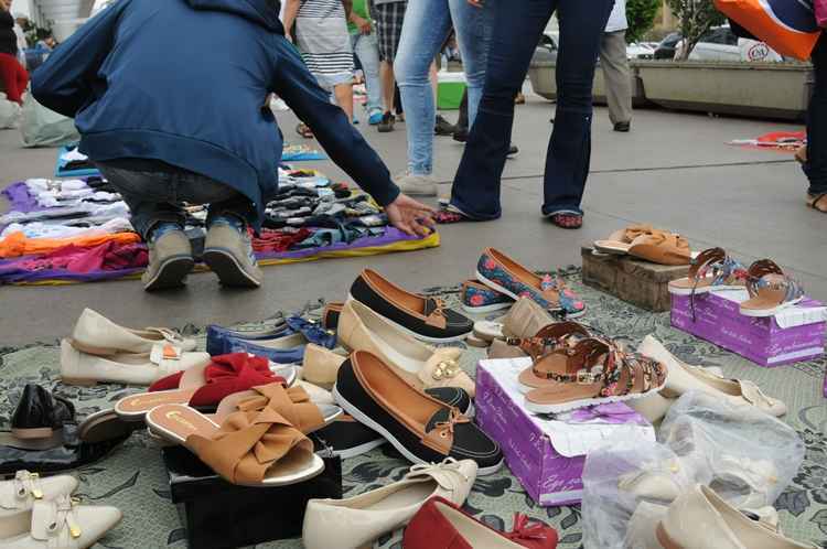 Sapatos no chão a venda