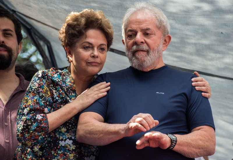 O ex-presidente Luiz Inácio Lula da Silva, preso desde o dia 7 de abril em Curitiba, depois de ser condenado a doze anos por corrupção e lavagem de dinheiro, é o candidato do Partido dos Trabalhadores (PT) às eleições presidenciais