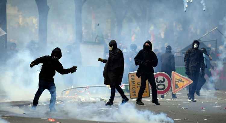 Manifestantes encapuzados pertencentes a grupos de extrema-esquerda, incluindo quase 200 black blocs