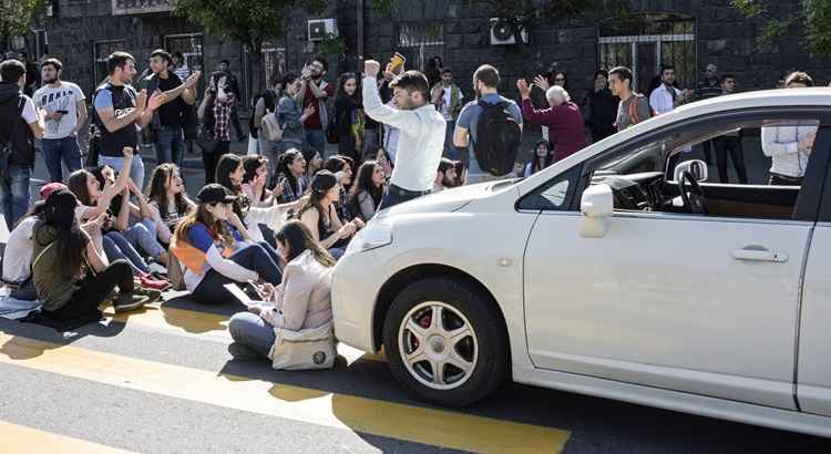 De acordo com as autoridades, o transporte ferroviário estava prejudicado e a estrada que leva ao aeroporto bloqueada