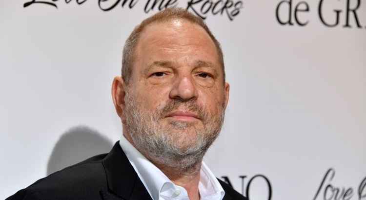 A produtora informou que, em agosto de 2017, Weinstein a ameaçou verbalmente caso ela contasse algo sobre o tema