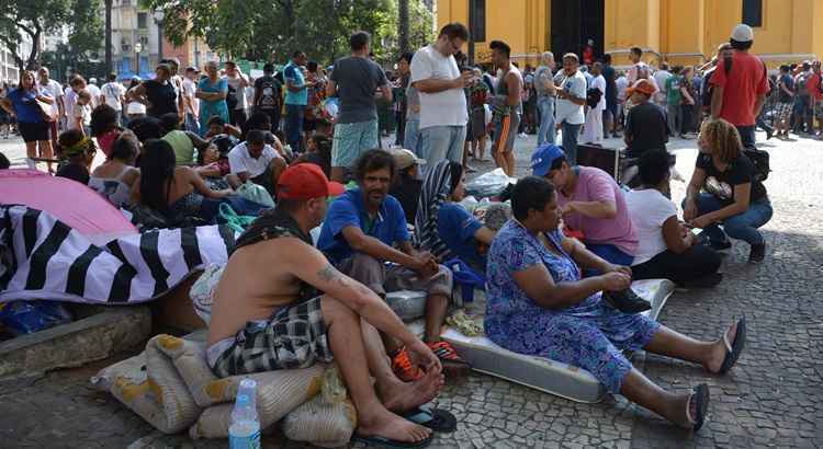 O movimento reivindica que a Prefeitura disponibilize uma tenda para instalarem uma cozinha provisória e banheiros químicos