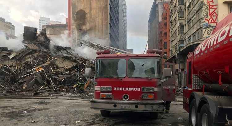 A operação dos bombeiros também utiliza um drone para identificar possíveis danos estruturais tanto nos escombros quantos em prédios do entorno