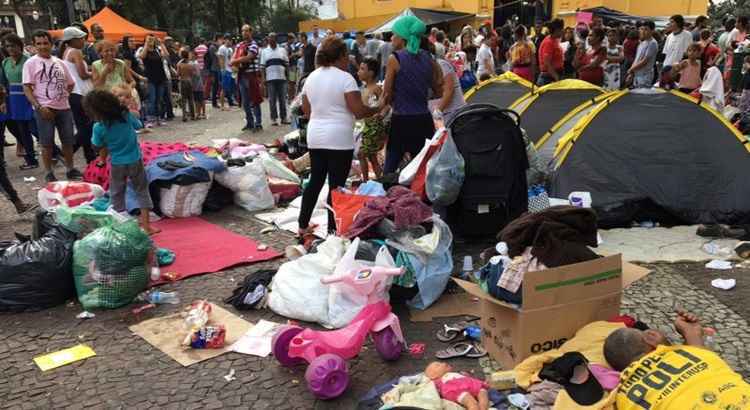 Preocupados com a fumaça, líderes do movimento orientam moradores a retirar crianças do local