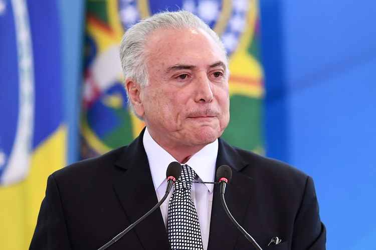 Michel Temer em pé com microfone a sua frente