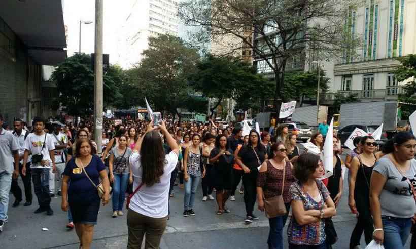 Professores saíram em passeata após a assembleia