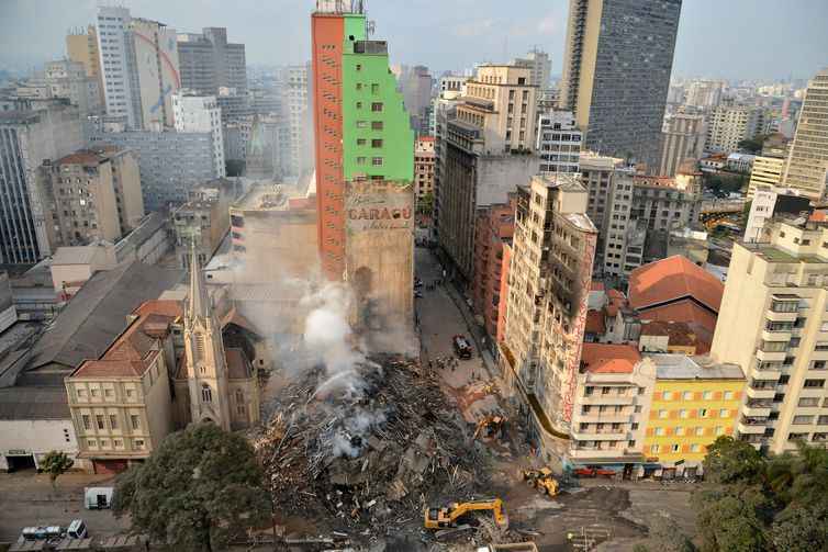 Bombeiros trabalham na busca de desaparecidos e retirada dos destroços do prédio que desabou após incêndio em São Paulo