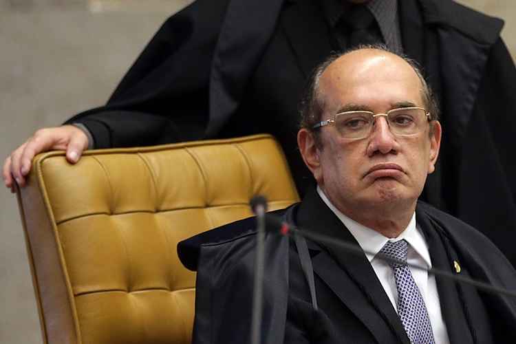 Gilmar Mendes sentado