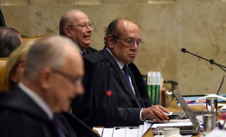 Gilmar Mendes sentado no plenário do Supremo Tribunal Federal