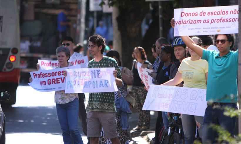 Professores estão em greve desde final de abril