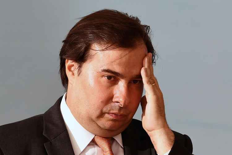 Rodrigo Maia com a mão na testa