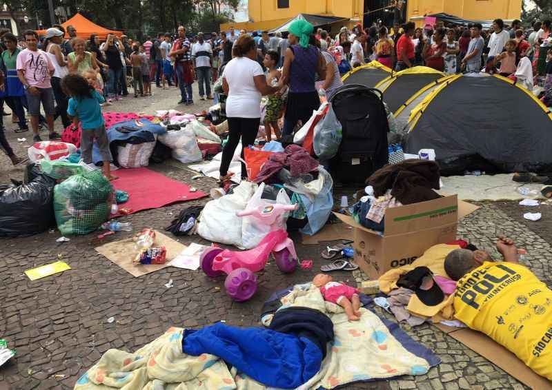 Os desabrigados estão diante da Igreja Nossa Senhora do Rosário, no Largo do Paiçandu