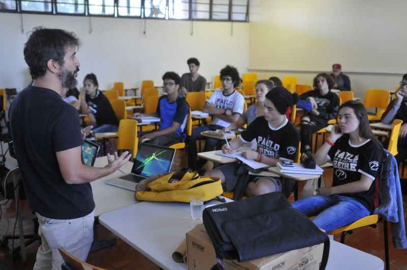 Alunos sentados em sala de aula