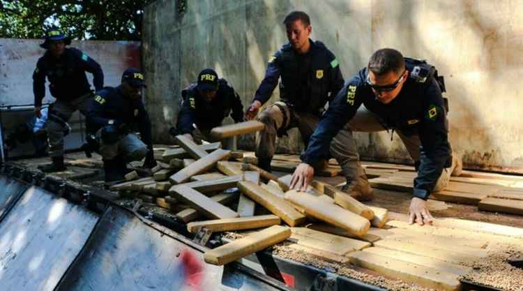 Segundo a PRF, policiais que faziam uma blitz desconfiaram do motorista do veículo e decidiram abordá-lo. O nervosismo do suspeito, de 27 anos, chamou a atenção dos agentes