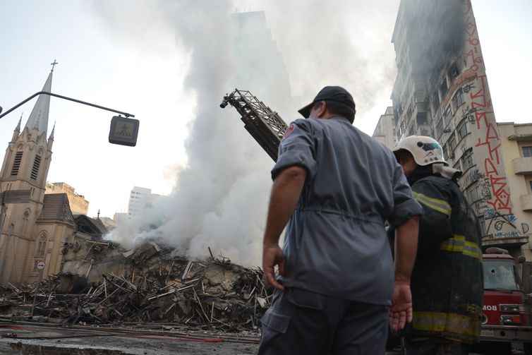 Bombeiros buscam vítimas em escombros de prédio que desabou em São Paulo