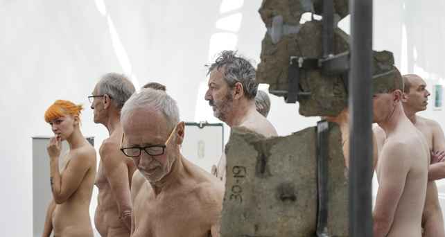 Completamente nus, os naturistas visitaram o Palais de Tokyo para ver a exposição 