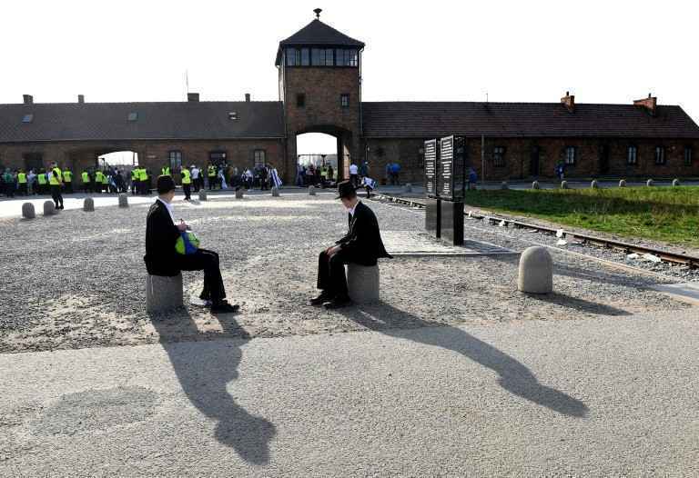 Israelense que urinou em memorial de Auschwitz quer pagar multa