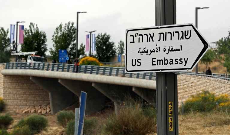 Placa indica a embaixada americana em Jerusalém, com inauguração prevista para 14 de maio