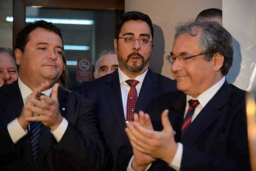 Juiz Marcelo Bretas (ao centro) recebe apoio de artistas, juízes federais, políticos e procuradores da força tarefa da Operação Lava-Jato