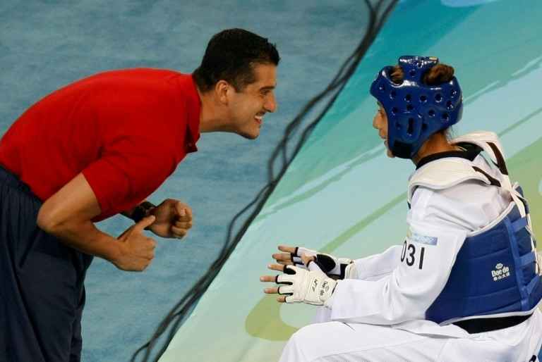 A atleta de taekwondo Diana Lopez recebe instruções de seu técnico e irmão mais velho Jean Lopez em Pequim, em agosto de 2008