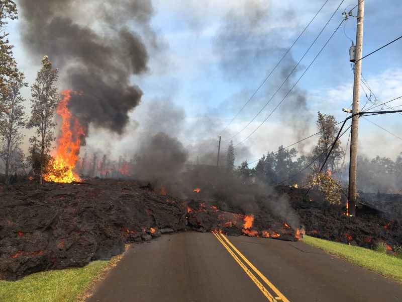 Imagens aéreas mostram fluxos de lava laranja percorrendo o bairro de Leilani Estates, cobrindo algumas ruas e causando pequenos incêndios