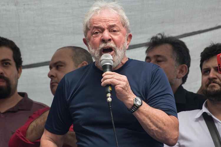 Lula em pé com microfone na mão