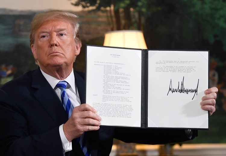 Trump assina um documento para restabelecer as sanções contra o Irã após anunciar a retirada dos EUA do acordo nuclear nigeriano