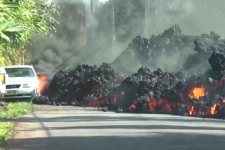 Carro é engolido por lava no Havaí