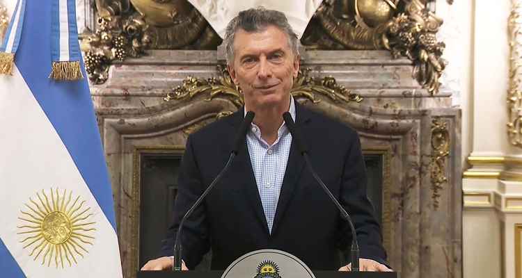 Presidente Maurício Macri luta para manter a inflação sob controle e congelou preços de combustíveis