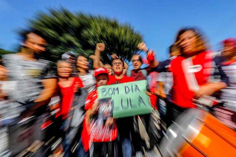 Participantes do acampamento Lula Livre em Curitiba