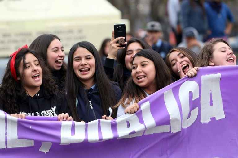 Estudantes chilenas participam de manifestação em Santiago