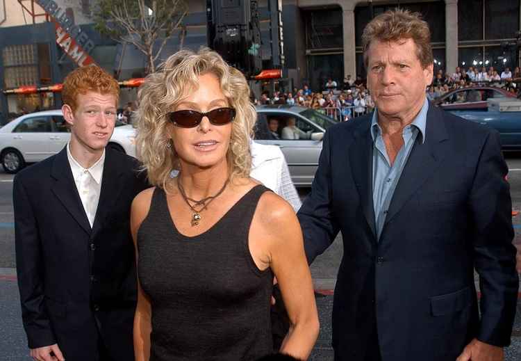 Redmond O'Neal (à esquerda) acompanhado dos pais Farrah Fawcett e Ryan O'Neal